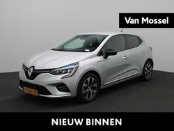 Grijs Gebruikt 2023 Renault Clio V Evolution Hatchback | € 17.435 (Eerlijke prijs)