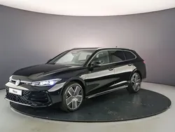 Zwart, metallic lak Nieuw 2025 VW Passat R-line Edition Stationwagen | € 54.995 (Goede deal)
