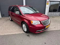 Rood, metallic lak Gebruikt 2016 Chrysler Town & Country Limited MPV | € 18.950