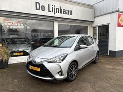 Grijs (metallic) Gebruikt 2018 Toyota Yaris Hybrid Design Hatchback | € 16.450 (Eerlijke prijs)