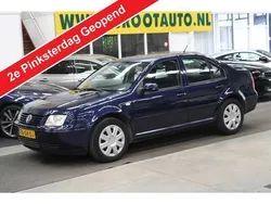 Blauw, metallic lak Gebruikt 2000 VW Bora Trendline Sedan | € 1.244 (Eerlijke prijs)
