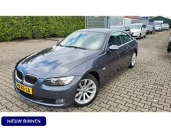 Grijs, metallic lak Gebruikt 2008 BMW 325 Executive Coupé | € 9.450 (Eerlijke prijs)