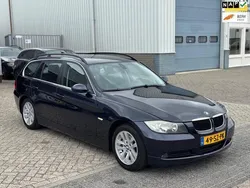 Blauw, metallic lak Gebruikt 2006 BMW 318 Executive Stationwagen | € 3.990 (Eerlijke prijs)