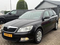 Zwart Gebruikt 2011 Skoda Octavia Ambition Stationwagen | € 2.450 (Super prijs)