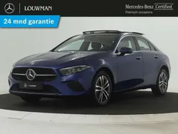Blauw, metallic lak Gebruikt 2024 Mercedes A250 Luxury Sedan | € 38.945 (Eerlijke prijs)