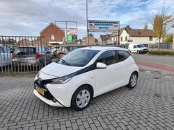 Wit Gebruikt 2015 Toyota Aygo X-play Hatchback | € 7.695 (Eerlijke prijs)