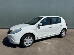 Wit Gebruikt 2009 Dacia Sandero Lauréate Hatchback | € 1.249 (Eerlijke prijs)