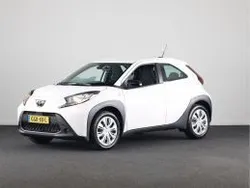 Pure white (licht wit) Gebruikt 2024 Toyota Aygo Play Hatchback | € 18.245 (Eerlijke prijs)