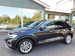 Zwart Gebruikt 2023 VW T-Roc SUV | € 30.950 (Eerlijke prijs)