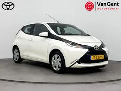 Wit Gebruikt 2015 Toyota Aygo X-play Hatchback | € 8.499 (Eerlijke prijs)