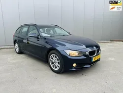 Blauw, metallic lak Gebruikt 2014 BMW 318 Executive Stationwagen | € 6.950 (Iets duurder)
