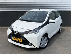 Gebruikt 2017 Toyota Aygo X-play Hatchback | € 10.749 (Eerlijke prijs)