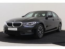 Saphirschwarz (donker zwart metallic) Gebruikt 2021 BMW 320e Comfort Edition Sedan | € 27.850 (Super prijs)