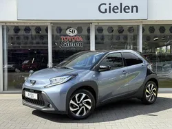 Grijs, metallic lak Gebruikt 2024 Toyota Aygo Premium Hatchback | € 22.400 (Eerlijke prijs)