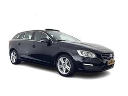Zwart (metallic) Gebruikt 2015 Volvo V60 Momentum Stationwagen | € 8.945