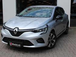 Grijs, metallic lak Gebruikt 2023 Renault Clio V Evolution Hatchback | € 17.994 (Eerlijke prijs)