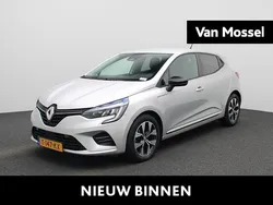 Platiniumgrijs d69 Gebruikt 2023 Renault Clio V Evolution Hatchback | € 16.440 (Eerlijke prijs)