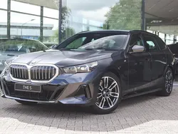 Sophistograu Nieuw 2024 BMW 520 M Sport Stationwagen | € 79.647 (Super prijs)