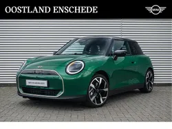 Groen, metallic lak Gebruikt 2025 Mini Cooper Favoured Hatchback | € 36.950