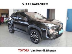 Zwart, metallic lak Gebruikt 2024 Toyota Yaris Cross Style SUV | € 28.999 (Eerlijke prijs)