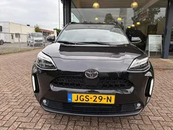 Zwart Gebruikt 2024 Toyota Yaris Cross Comfort SUV | € 31.995 (Eerlijke prijs)