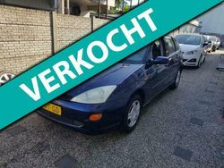 Blauw Gebruikt 1999 Ford Focus Ghia Hatchback | € 850 (Eerlijke prijs)