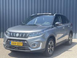 Grijs, metallic lak Gebruikt 2022 Suzuki Vitara Style SUV | € 26.940 (Eerlijke prijs)