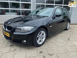 Zwart Gebruikt 2012 BMW 318 Luxury Line Stationwagen | € 4.749 (Eerlijke prijs)