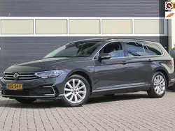 Grijs, metallic lak Gebruikt 2021 VW Passat Business Stationwagen | € 22.900 (Goede deal)