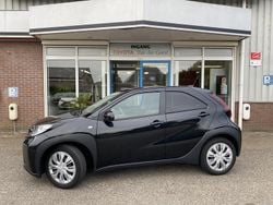 Zwart Gebruikt 2024 Toyota Aygo Play Hatchback | € 17.345 (Eerlijke prijs)