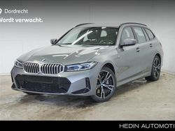 Grijs Gebruikt 2024 BMW 330 M Sport Stationwagen | € 44.895 (Eerlijke prijs)