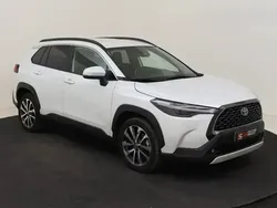 Wit, metallic lak Gebruikt 2024 Toyota Corolla Cross Style SUV | € 36.990 (Eerlijke prijs)