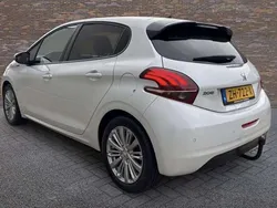 Wit Gebruikt 2019 Peugeot 208 Signature Sky Hatchback | € 8.499 (Eerlijke prijs)