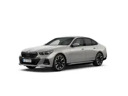Grijs Gebruikt 2024 BMW 550e M Sport Sedan | € 87.895 (Eerlijke prijs)