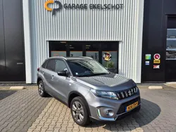 Grijs, metallic lak Gebruikt 2022 Suzuki Vitara SUV | € 24.950 (Eerlijke prijs)