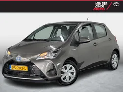 Grijs Gebruikt 2017 Toyota Yaris Hybrid Hatchback | € 15.950 (Eerlijke prijs)