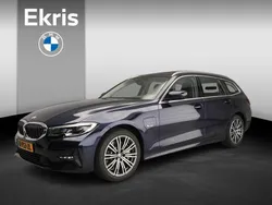 Blauw, metallic lak Gebruikt 2022 BMW 330e Executive Stationwagen | € 31.900 (Goede deal)