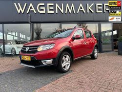 Rood (metallic) Gebruikt 2015 Dacia Sandero Lauréate Hatchback | € 6.750 (Goede deal)