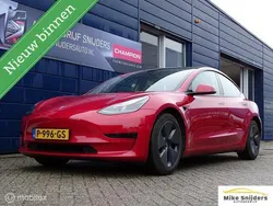Rood, metallic lak Gebruikt 2021 Tesla Model 3 Sedan | € 37.500