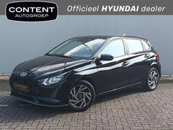 Zwart metallic Gebruikt 2024 Hyundai i20 Comfort Hatchback | € 18.840 (Eerlijke prijs)