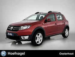 Rood, metallic lak Gebruikt 2016 Dacia Sandero Lauréate Hatchback | € 7.450 (Eerlijke prijs)
