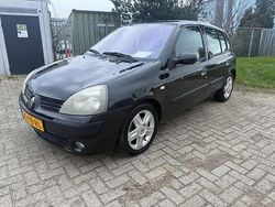Zwart (metallic) Gebruikt 2004 Renault Clio II Dynamique Hatchback | € 1.499 (Goede deal)