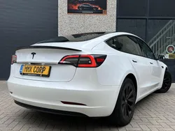 Wit Gebruikt 2022 Tesla Model 3 Standard Range Plus Sedan | € 27.999 (Eerlijke prijs)