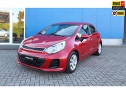 Rood Gebruikt 2017 Kia Rio Comfort Hatchback | € 10.250 (Eerlijke prijs)