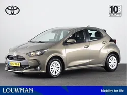 Oxyde bronze metallic (groen metallic) Gebruikt 2021 Toyota Yaris Active Hatchback | € 17.945 (Eerlijke prijs)