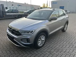 Zilver, metallic lak Gebruikt 2022 VW T-Roc Life SUV | € 28.435 (Goede deal)