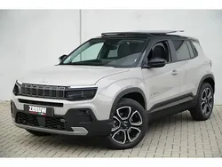 Grijs, metallic lak Gebruikt 2025 Jeep Avenger Summit SUV | € 39.450 (Eerlijke prijs)