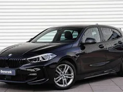 Zwart Gebruikt 2022 BMW 118 Shadowline Hatchback | € 26.950 (Eerlijke prijs)