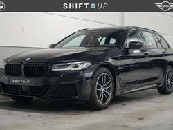 Zwart, metallic lak Gebruikt 2022 BMW 530e M Sport Stationwagen | € 38.940 (Eerlijke prijs)