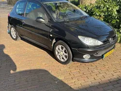 Zwart Gebruikt 2002 Peugeot 206 Premium Hatchback | € 950 (Eerlijke prijs)